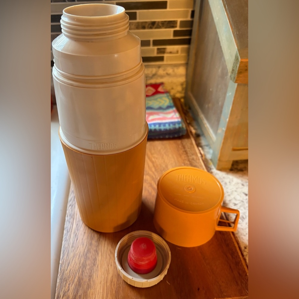 1970,s Vintage mustard Thermos brand vacuum bottle, model P-2202 Canadian - Picture 5 of 6